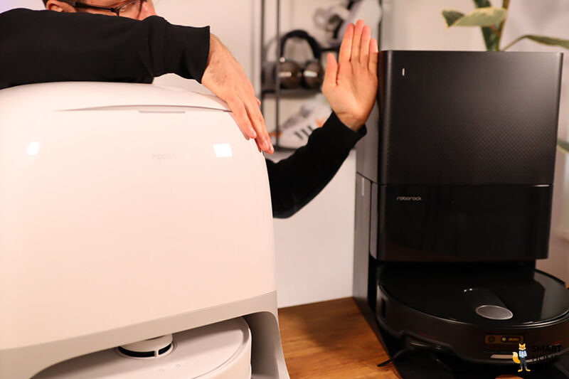 Runde QRevo Curv Station neben der eckigen QRevo Slim Station